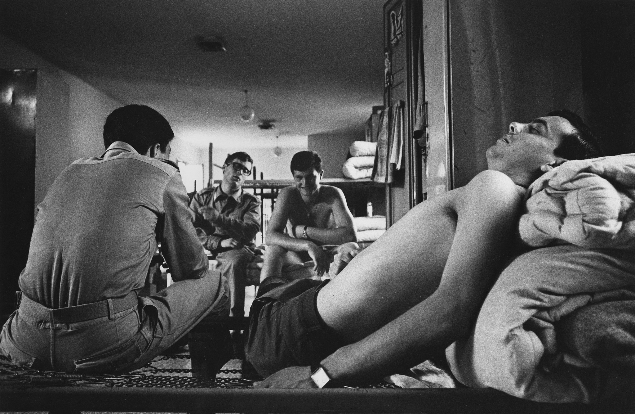 Nel dormitorio della caserma dell'aviazione di Villafranca di Verona, 1968