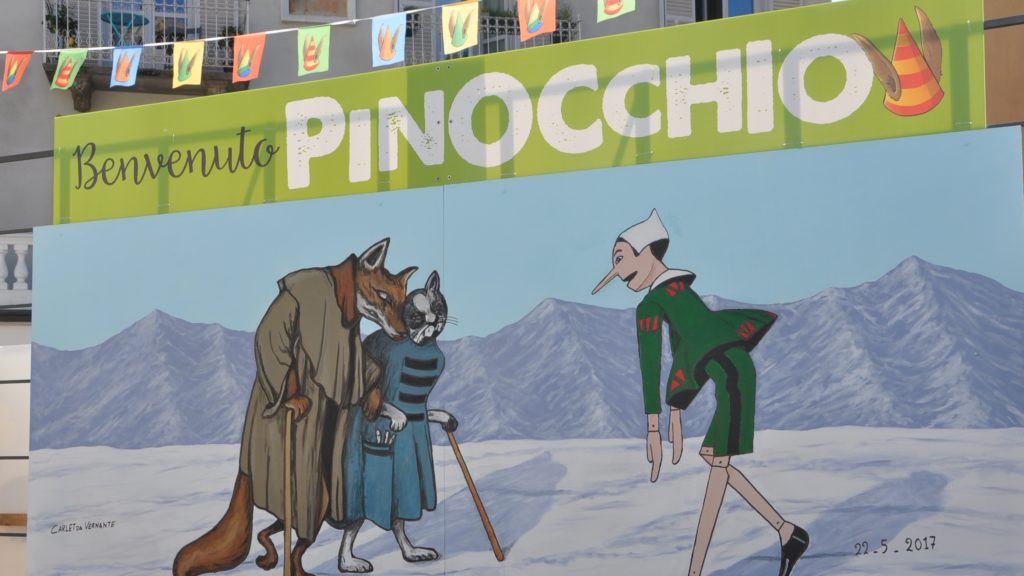 Il pittore Carlèt al lavoro con i murales su Pinocchio per Vivolibro 2017